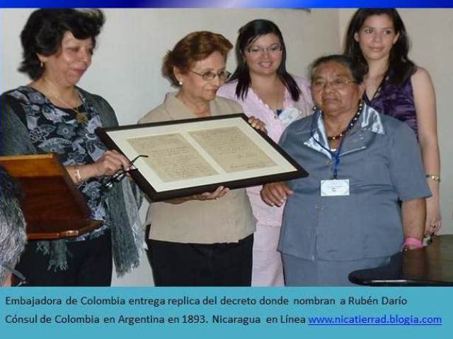 Embajadora de Colombia en Nicaragua entrega decreto por el cual Rubèn Dario es nombrado embajador