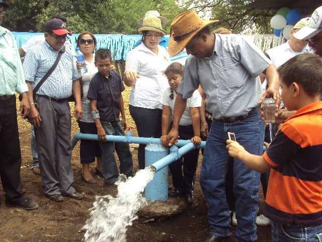 Llevan Agua Potable a Comunidades Rurales